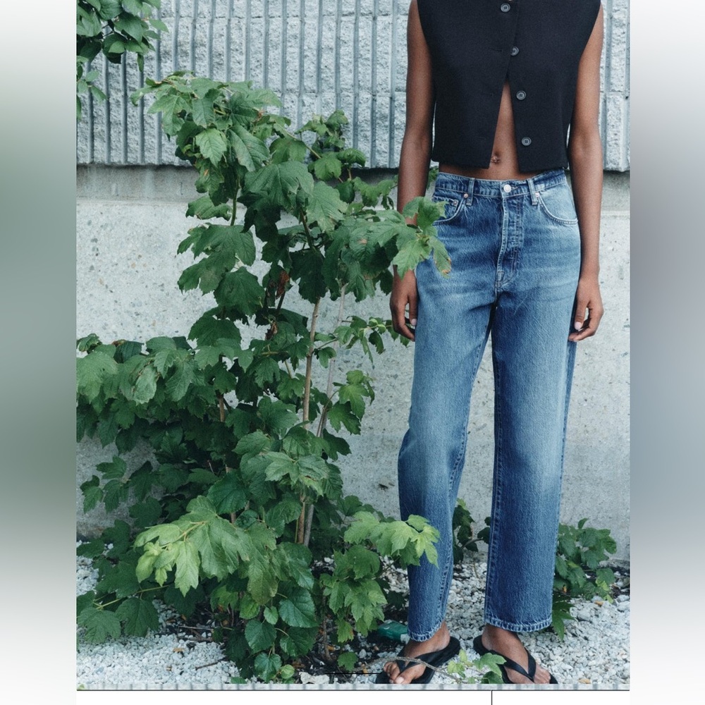 Zara relaxed fit mid rise jeans! Brand new! Size US 6